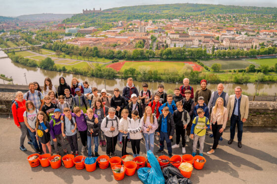 Schülerinnen und Schüler des Vinzentinums  sorgen für Sauberkeit am Würzburger Stein